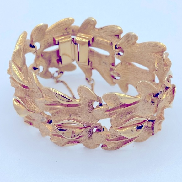 1950s Francois Coro Gold Plated Satin Finish Bracelet With Wide Textured Links - Picture 5 of 9